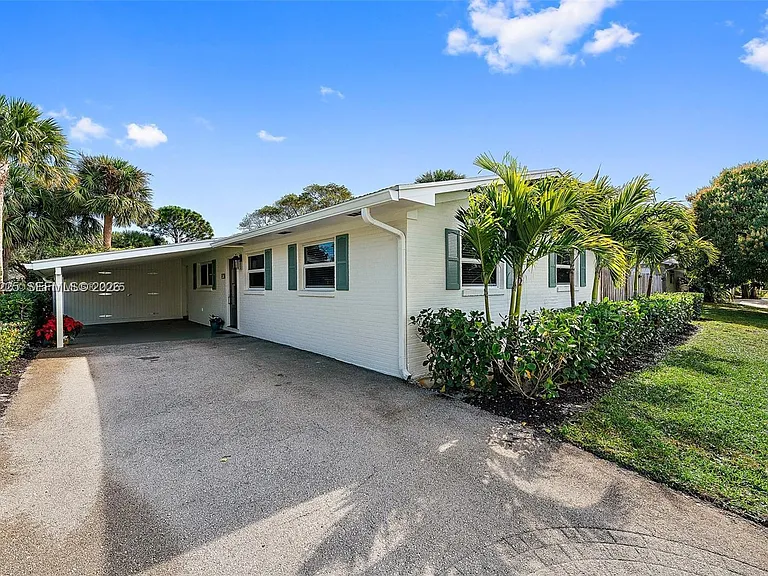 324 Tequesta Dr — Photo 3