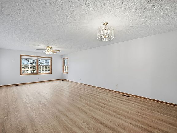 4th image of 803 Clearwater Cir