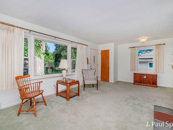 4th image of 1922 Houseman Ave NE