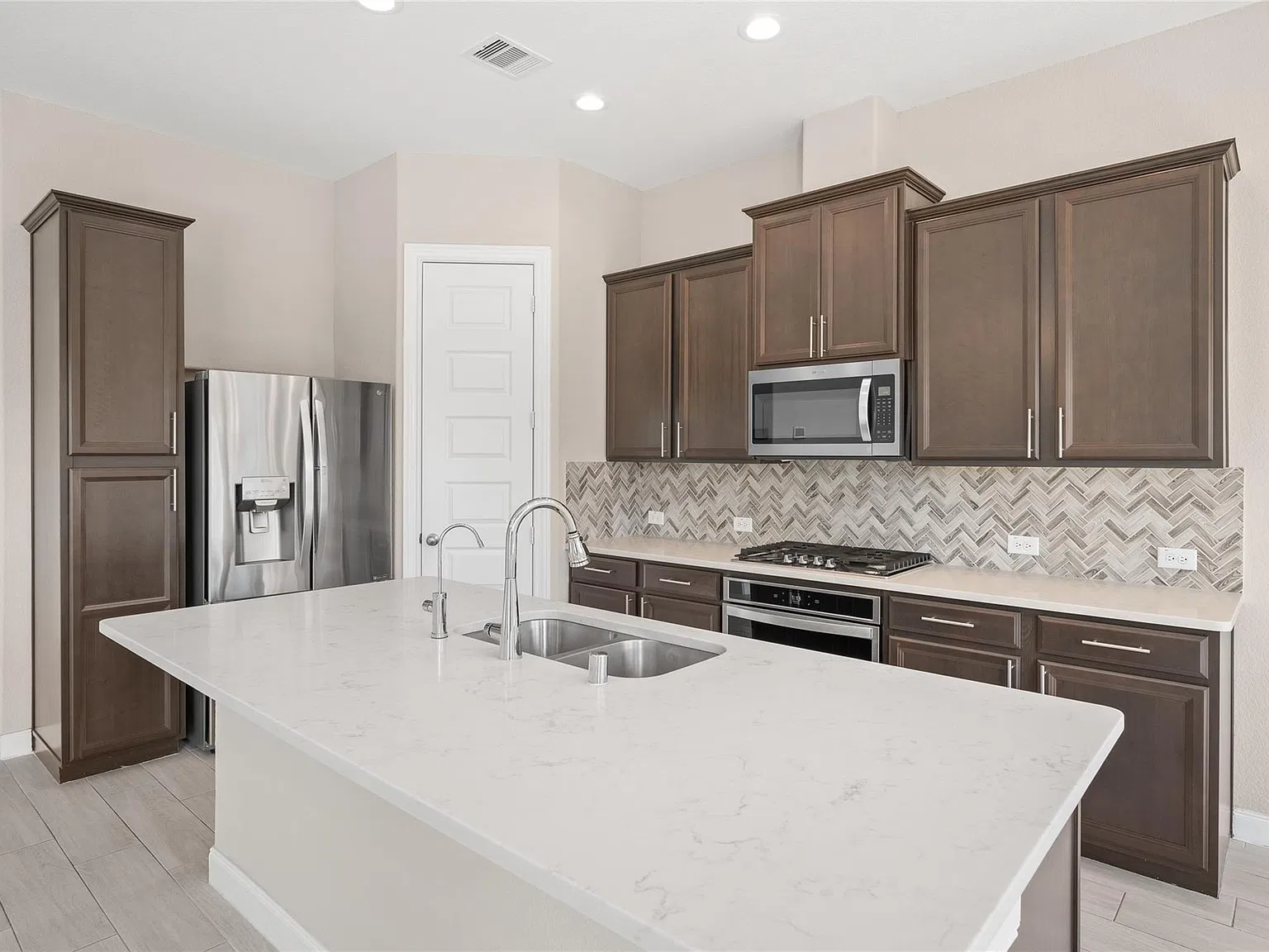 3 bed, 2.5 bath, 2010 sqft, $2,800 — Photo 4