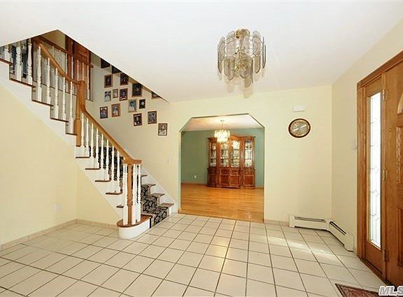2nd image of 8 Hollow Oak Dr