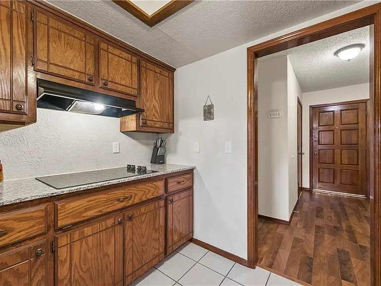 505 Crestview — Photo 10