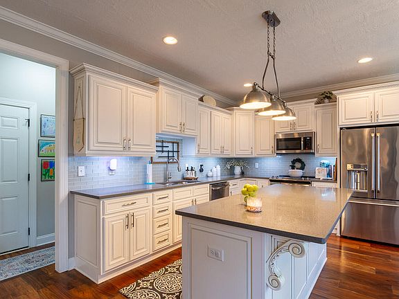 5th image of 329 Colonnades Drive