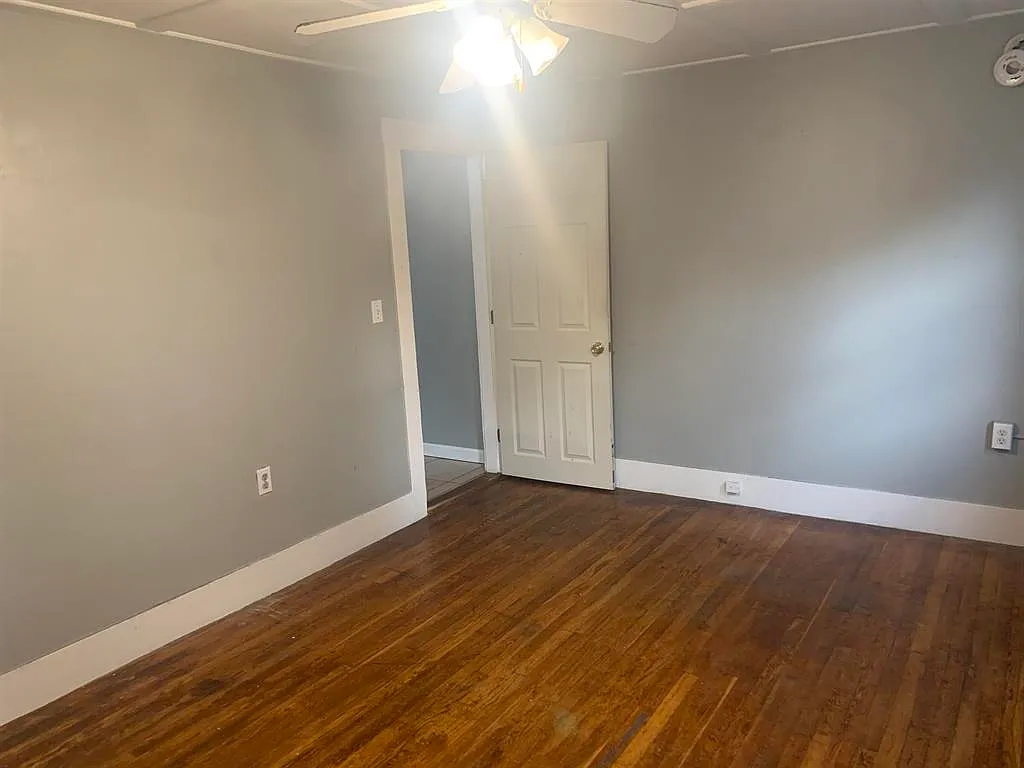 3 bed, 1.0 bath, 1500 sqft, $2,395 — Photo 3