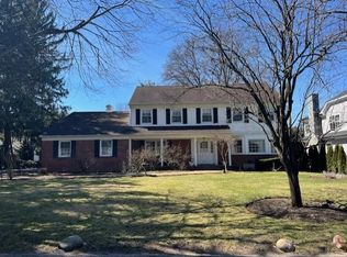 29 Meritoria Dr, Williston Park, NY 11596