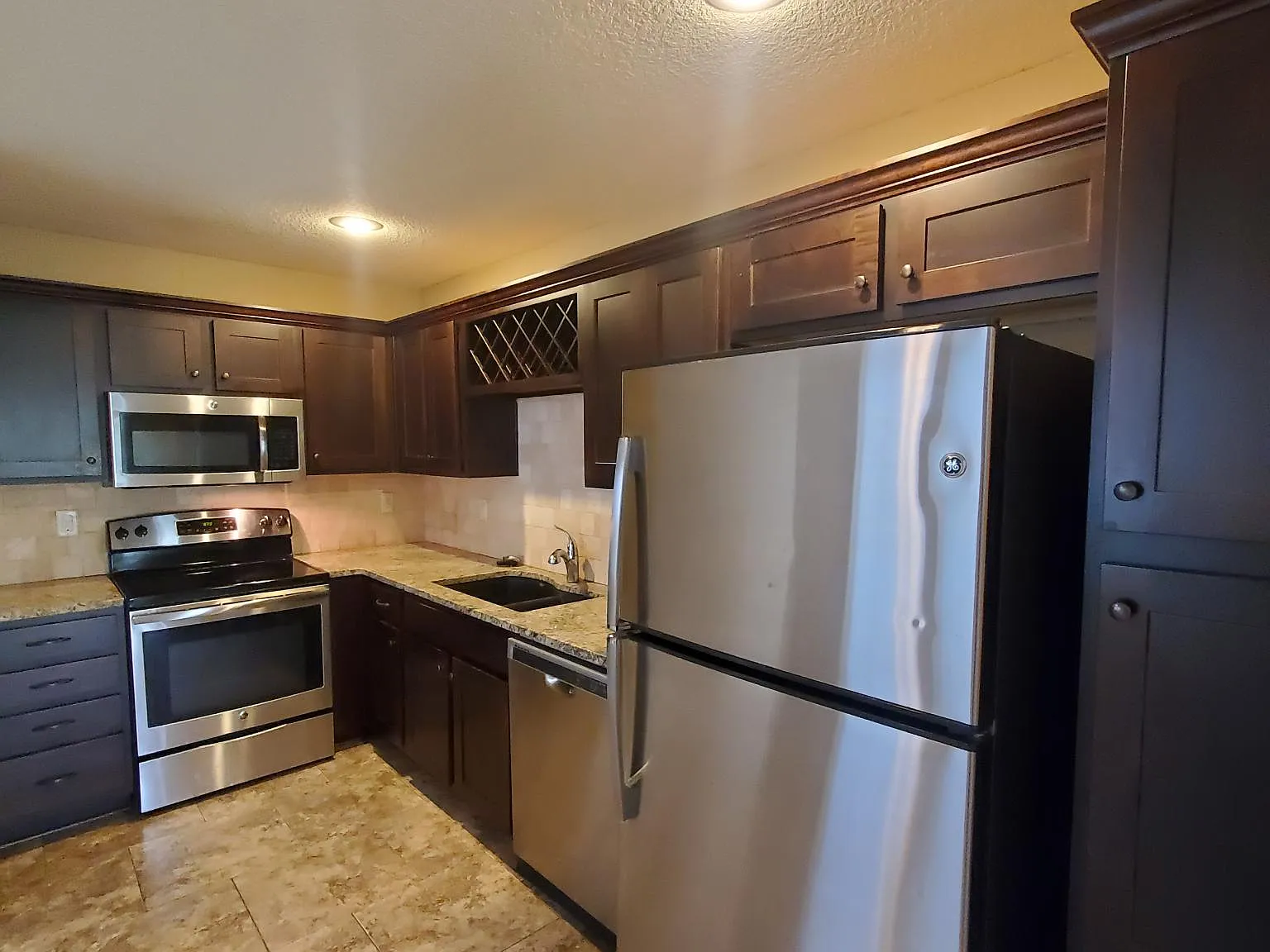 3 bed, 140 sqft, $1,750 — Photo 2