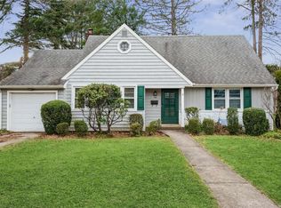 170 Wetherill Rd, Garden City, NY 11530