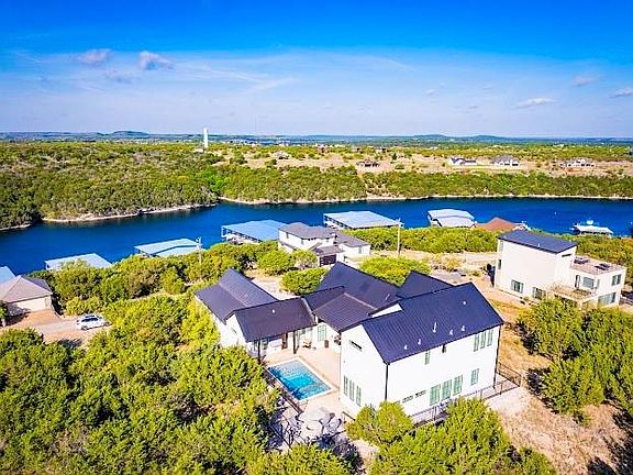 Located Conveniently just around the corner to the Cliffs Marina.