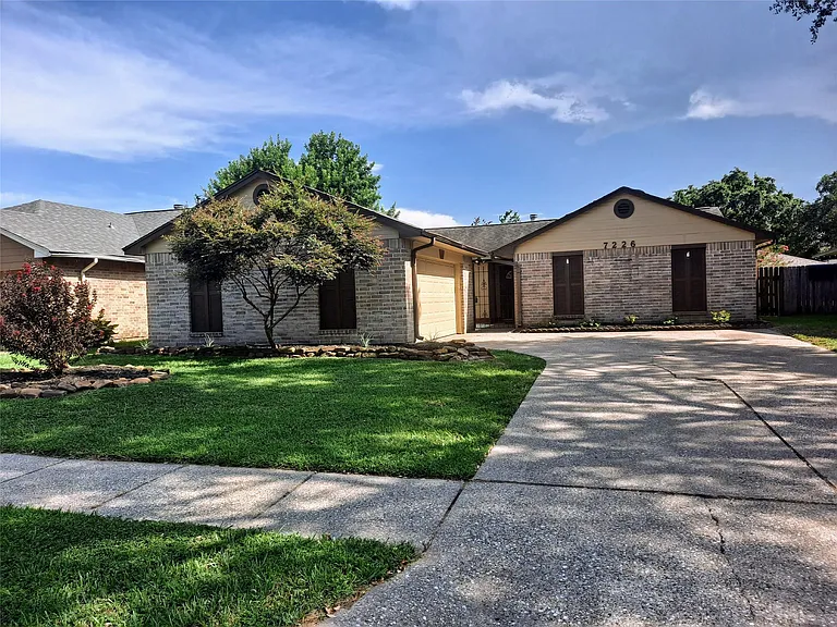 7226 Thicket Trail Dr — Photo 1