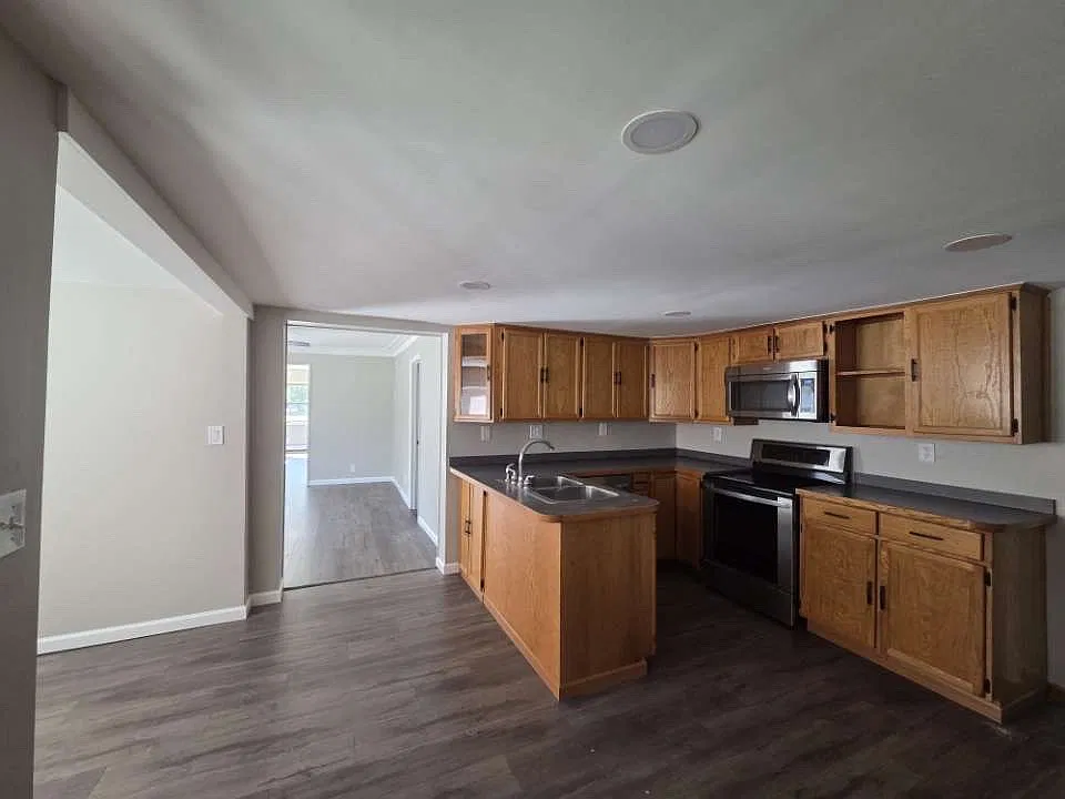 4 bed, 2.5 bath, 1745 sqft, $2,500 — Photo 3