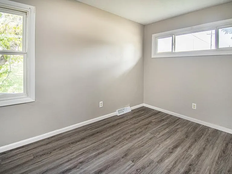 1220 Hillcrest Dr — Photo 16