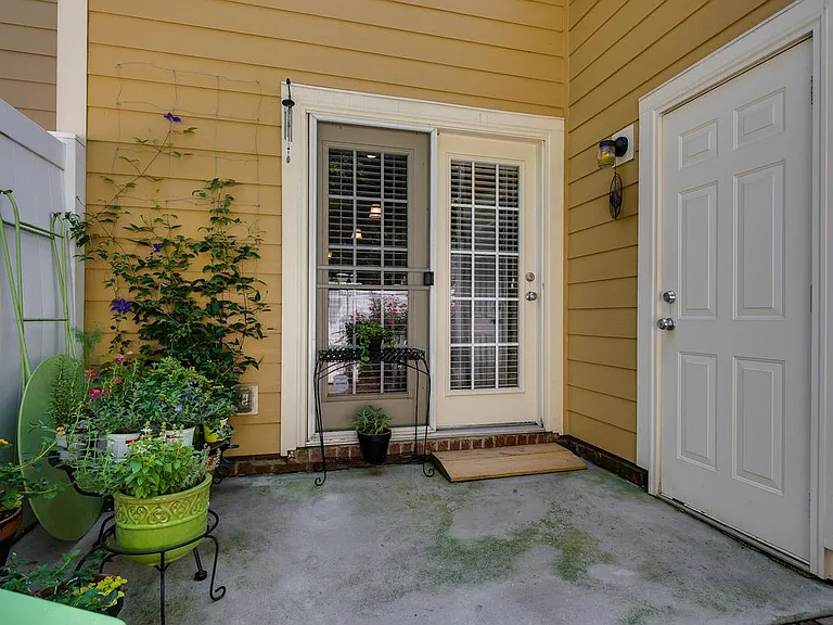 301 Hurston Cir — Photo 18