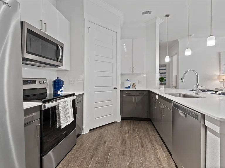 Luxe at Mercer Crossing — Photo 31
