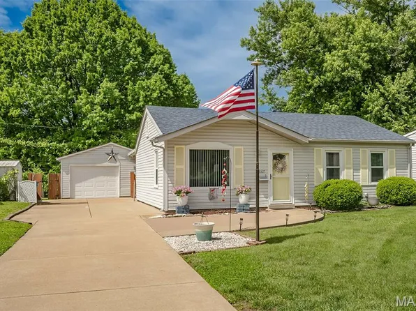 12167 Parkwood Pl, Maryland Heights, MO 63043