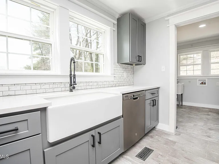 425 Sewanee St — Photo 6