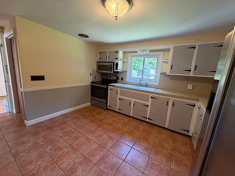 11 Terrace Dr — Photo 2