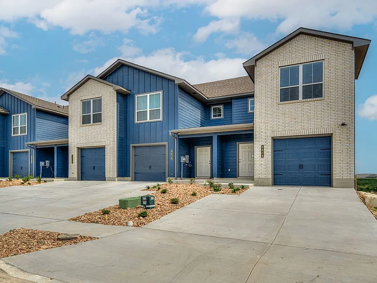8434 Adelaide Dr — Photo 1