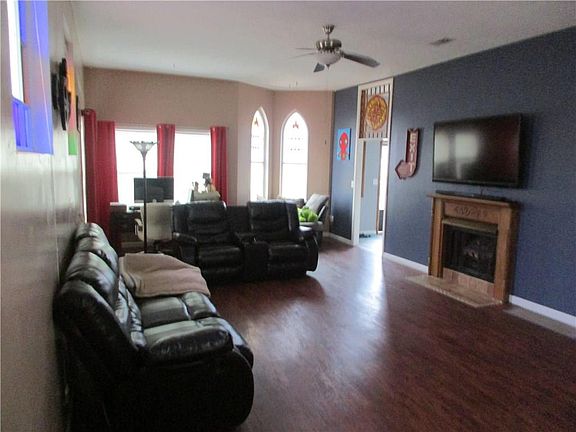 2nd image of 1206 NE Chippewa Trl