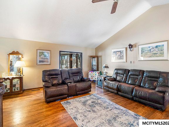 3rd image of 11 Knollwood Ct
