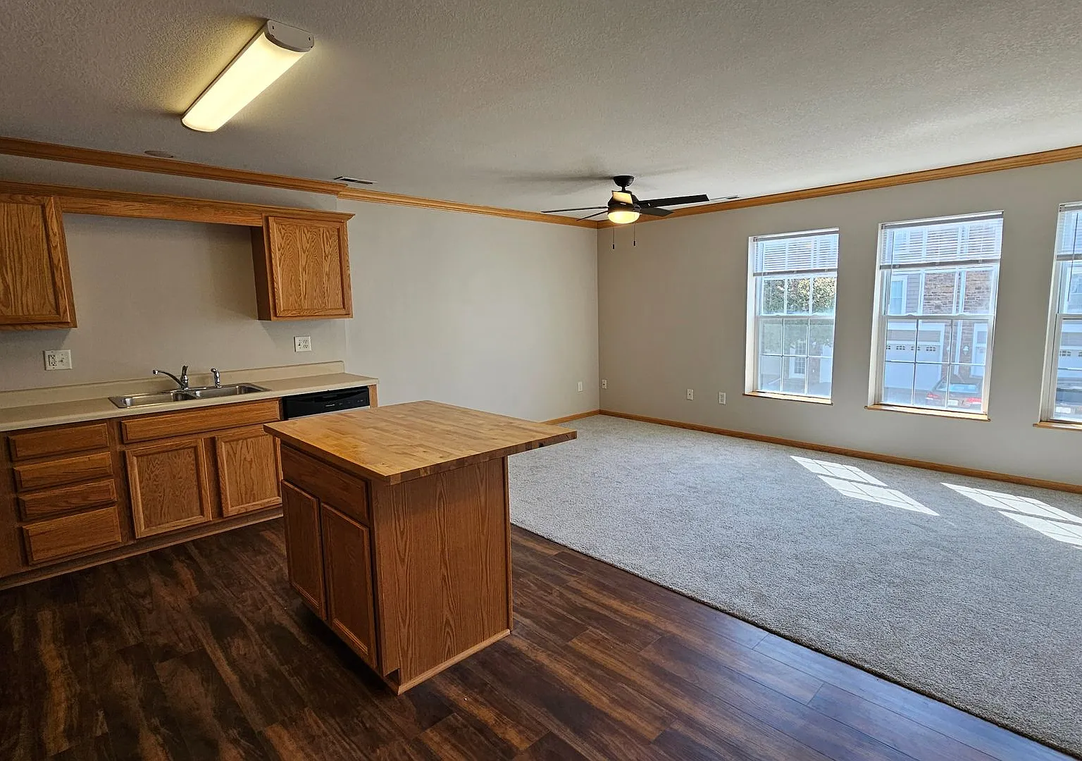 Modern 3-Level Townhouse in a Desirable Neighborhood Spacious & Stylish! — Photo 3