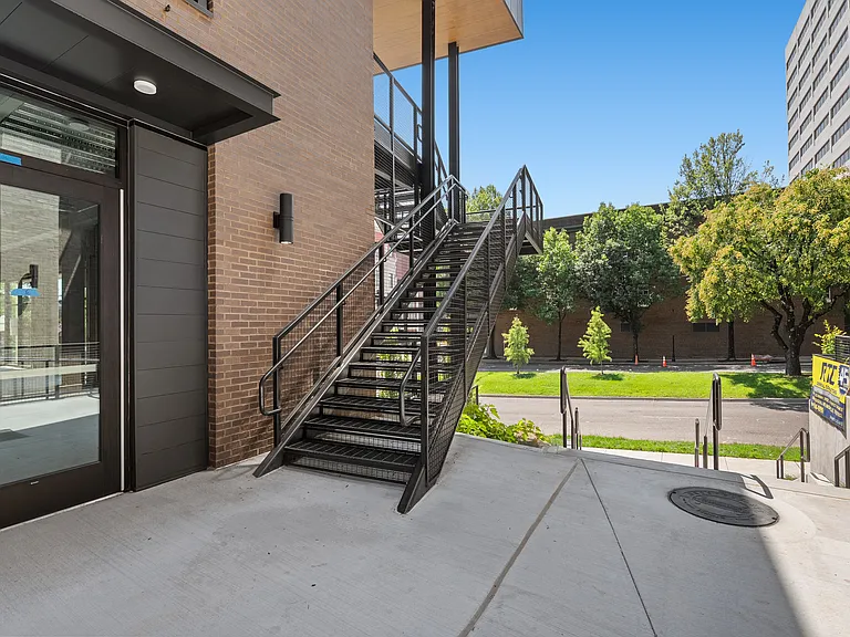 327 W Summit Hill Dr #414 — Photo 16
