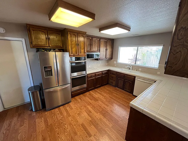 1090 Foxenwood Dr — Photo 3