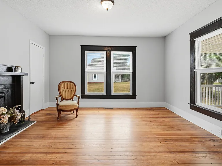 716 Everett St — Photo 3