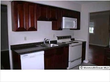 3rd image of 2 Longwood Dr #72