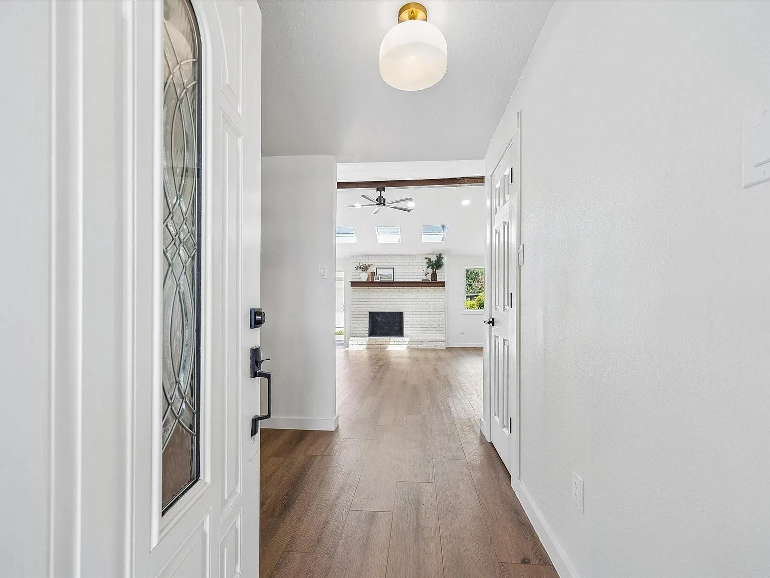 3 bed, 2.0 bath, 1998 sqft, $3,000 — Photo 2