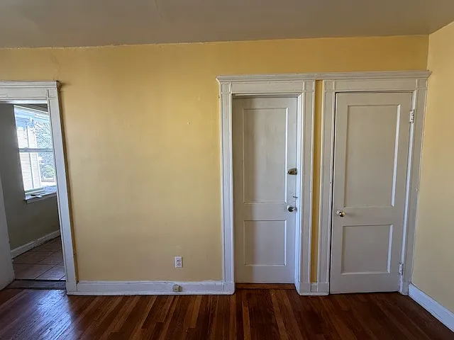 Living Room, left is kitchen room, mid EMERG exit door, right is closet door.