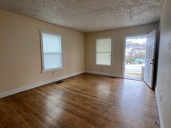 2nd image of 211 1/2 Myrtle Ave