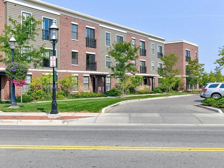 Broadway Station Apartments — Photo 27