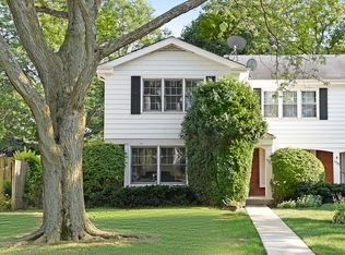 1751 Colonial Ln, Northfield, IL 60093