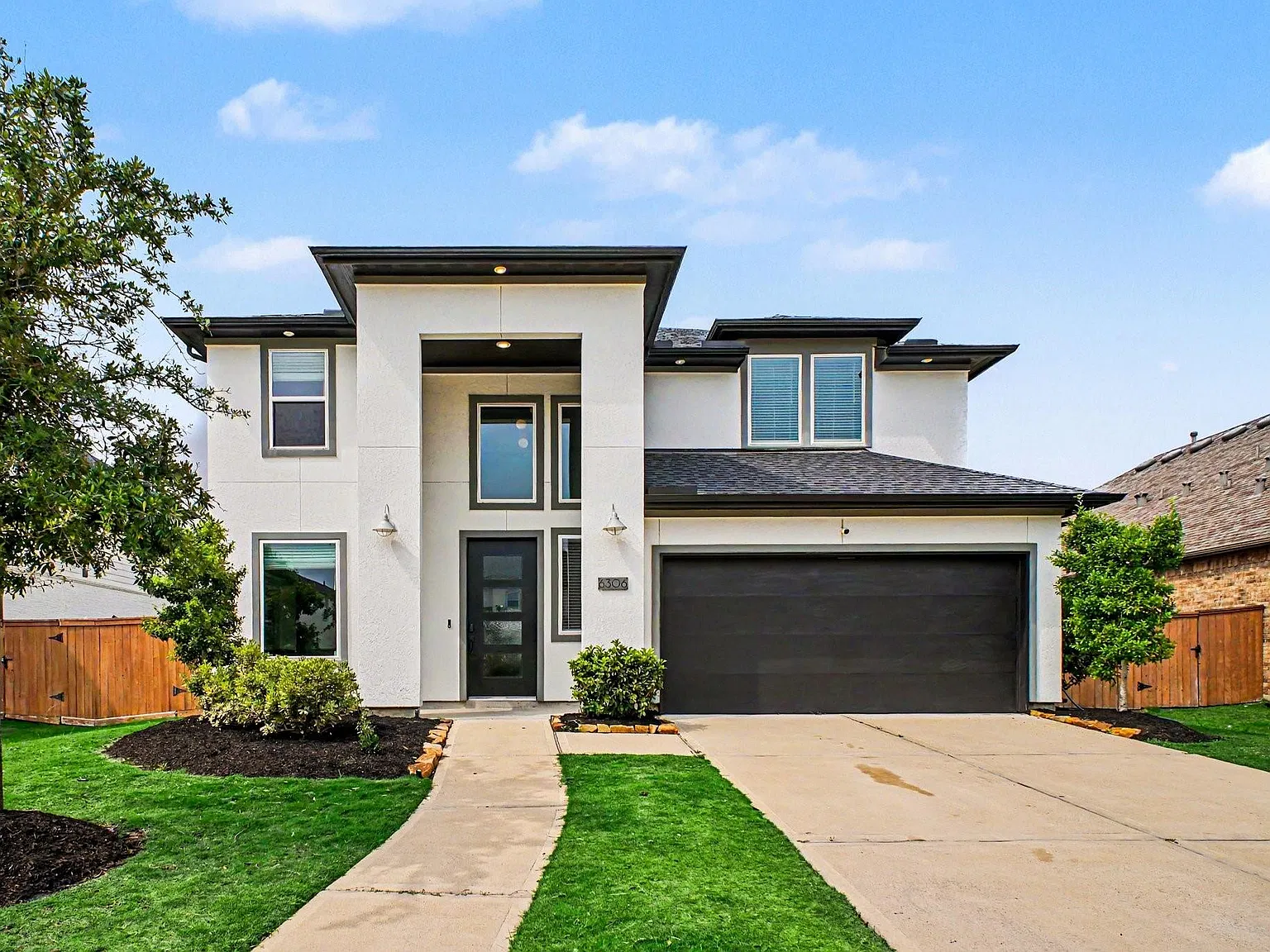 5 bed, 3.5 bath, 2709 sqft, $3,200 — Photo 2