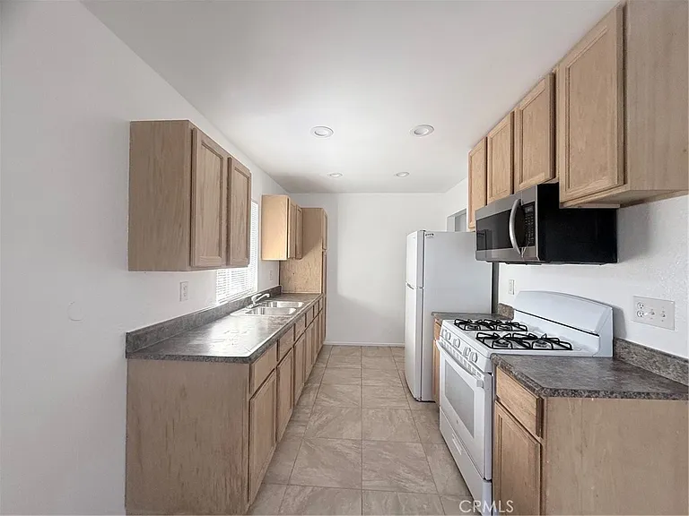 302 E Blueridge Ave — Photo 8