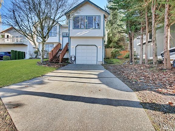 Ample driveway & RV parking!