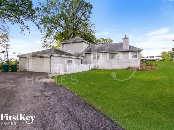 611 Oakwood Dr, Round Lake Beach, IL 60073