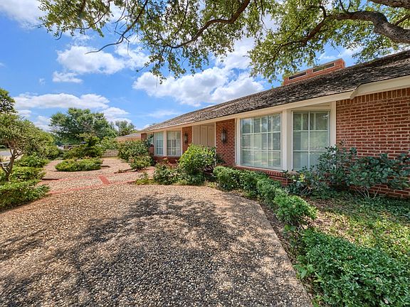 4th image of 1605 Country Club Dr