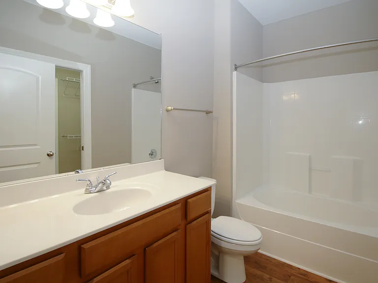 Mount Victor Olde Towne Luxury Apartments — Photo 92