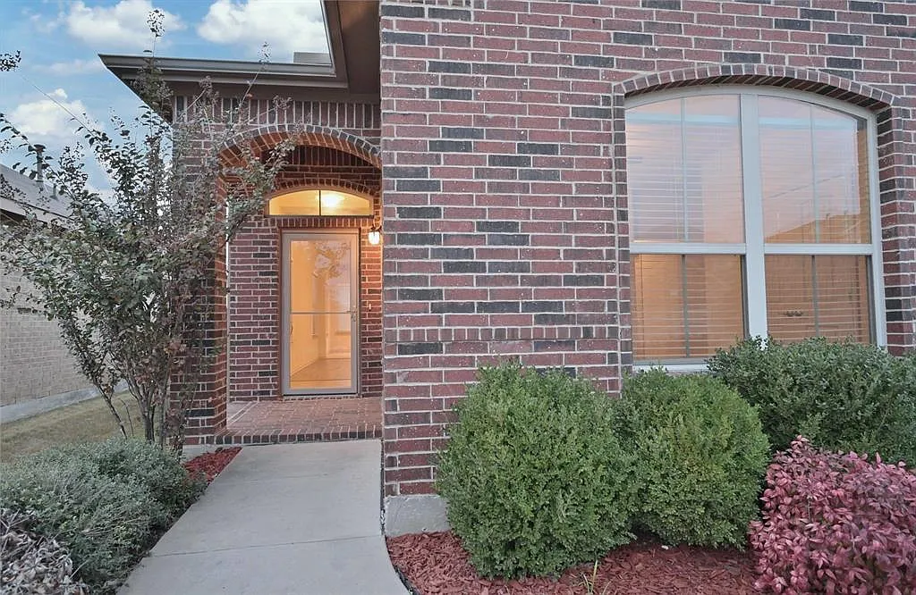 3 bed, 2.0 bath, 1441 sqft, $2,075 — Photo 3