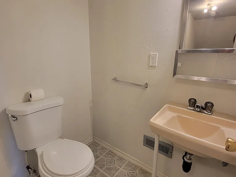 1212 Evans Ave W — Photo 20