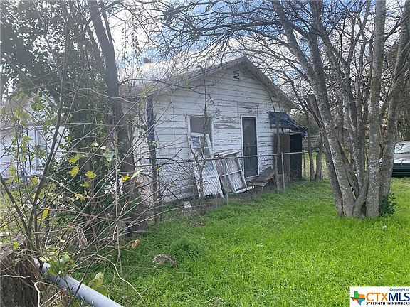 3rd image of 636 Campbell St