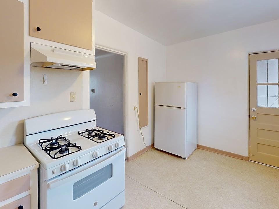 413-Girard-Blvd-SE-Unit-3-Kitchen 1_09012025