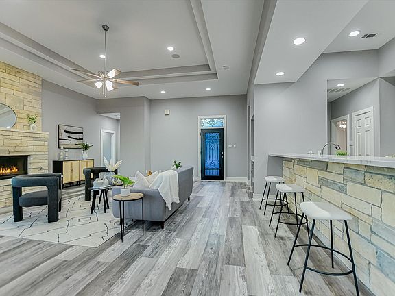 5th image of 105 Crescent Ct