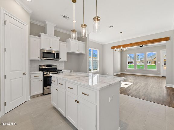 3rd image of 124 Crooked Pine Ln