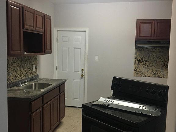 3rd image of 1546 N Peach St #House3br
