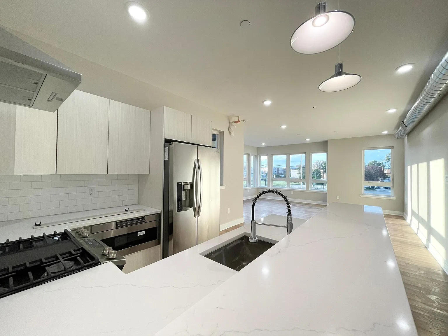 1 bed, 900 sqft, $2,200 — Photo 2