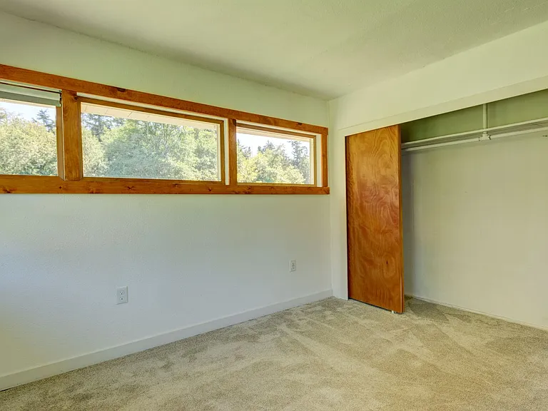 1736 W Beach Rd — Photo 17