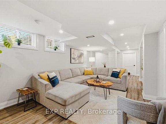 2nd image of 120 Elgin Cres