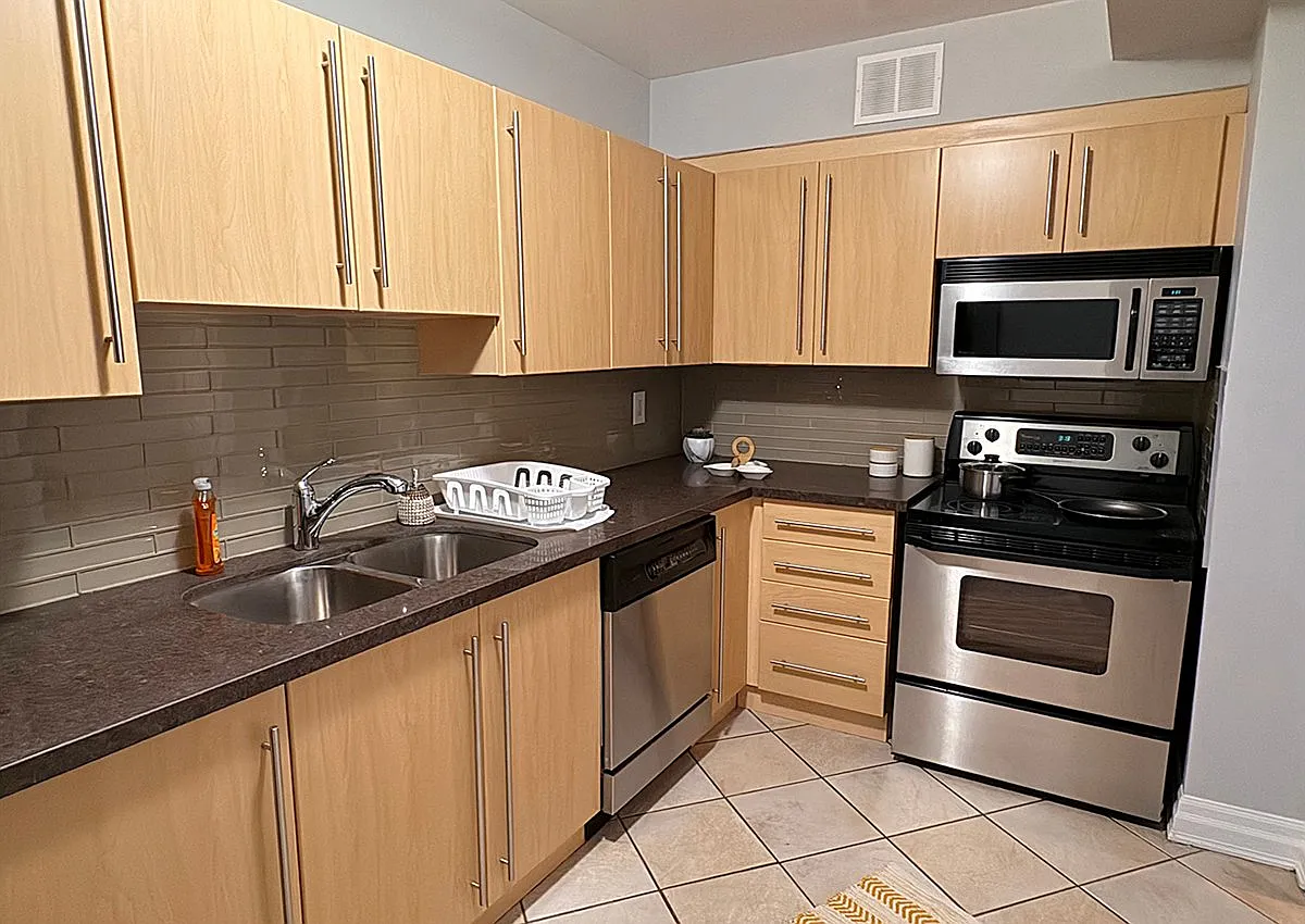 Flex Room - Walmer Road & St. Clair Avenue West — Photo 3